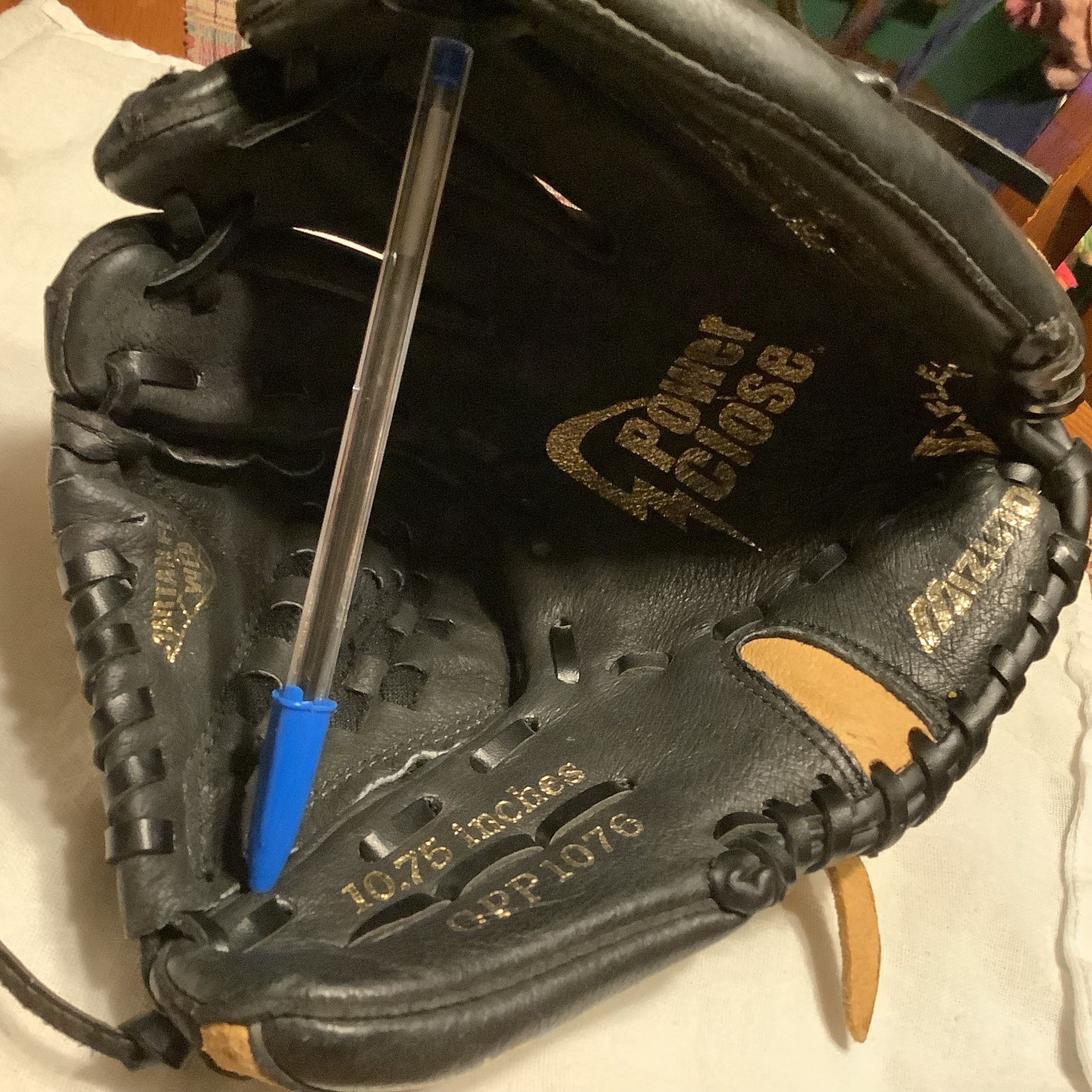 Mizuno Power Close baseball glove size 10 3/4” like new condition  with adjustable wrist and 2 baseballs Plainfield, Illinois