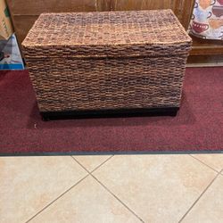 Médium  Wicker  Box Nice Condition 