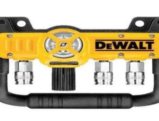 DEWALT Quadraport Air Line Splitter with Regulator and 1/4 in. Couplers