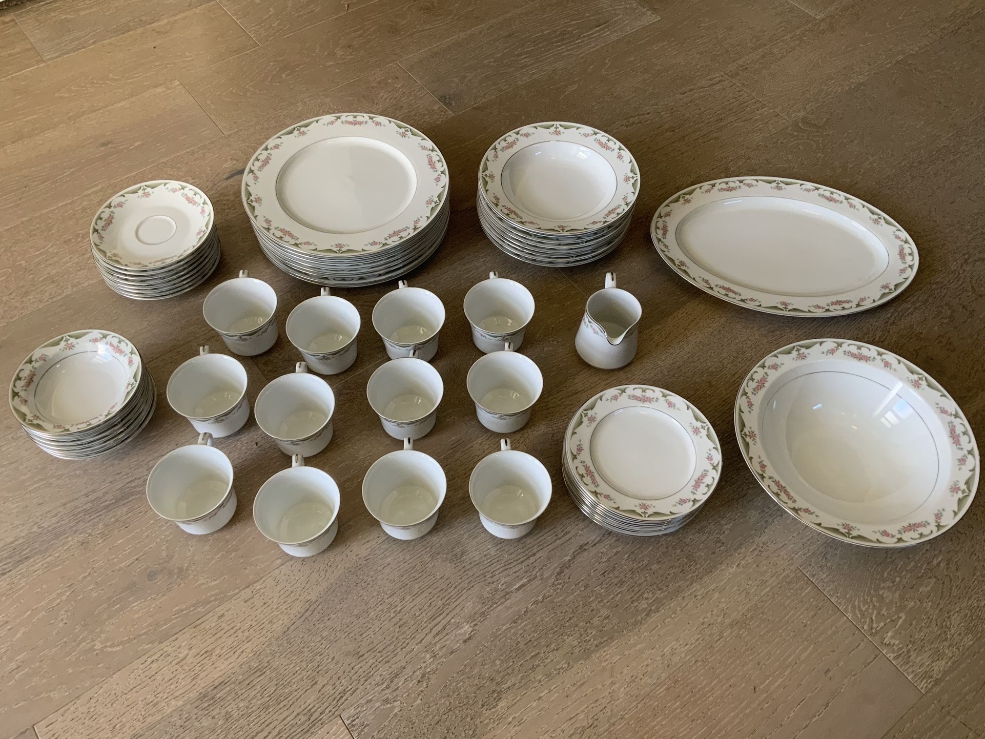 Wyndham Fine China Lizbeth 341 Porcelain Dish Set