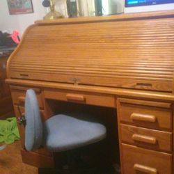 Roll top deak needs to go taking up to much room nice for a big house male me am offer