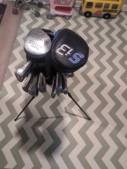 Golf bag with clubs