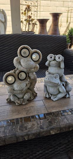 Solar frogs outdoor decor set