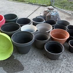 18 planter pots w/ mulch - Robbinsdale 