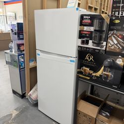 Element Top Freezer Refrigerator 17.6 Cubic feet