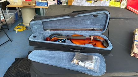 Electric viola with starter kit and other accessories