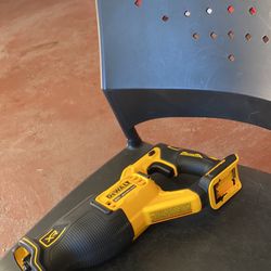 DEWALT 20-Volt MAX Cordless Brushless Reciprocating Saw (Tool-Only) Solo herramienta. 