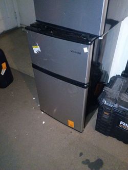 Vissani Mini Fridge with Top Freezer