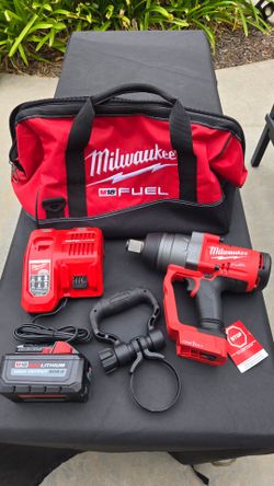 Milwaukee M18 FUEL Impact Wrench Kit with Battery
