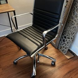 Black Modern Office Chair – Excellent Condition