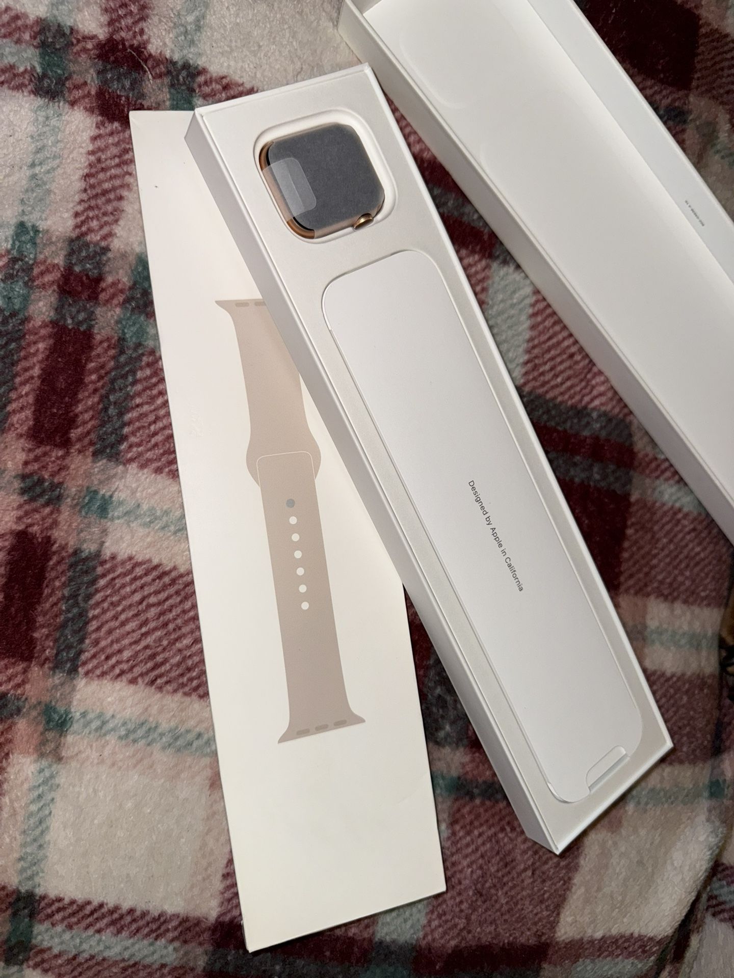 Gold Apple Watch SE