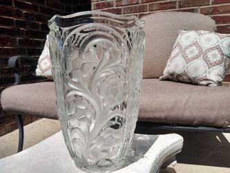 Vintage hand-cut crystal flower vase