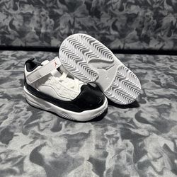 Jordan Max Aura 2 - Boy's Kids in White/Gym Red/Black Size 8C  The product is the Jordan Max Aura 2 in boys' size 8C, featuring a white, gym red, and 