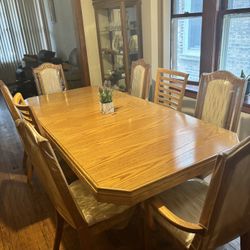 8 Chair Dining table W/removal Center Piece 