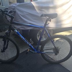 GIANT Mountain Bike Boulder SE