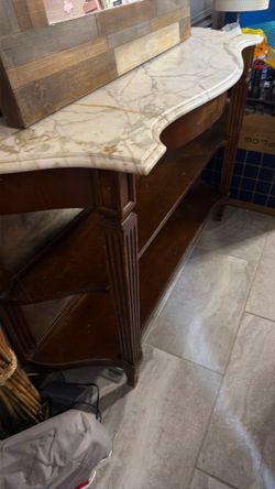 Free foyer entry table w marble  top 4.5’ L