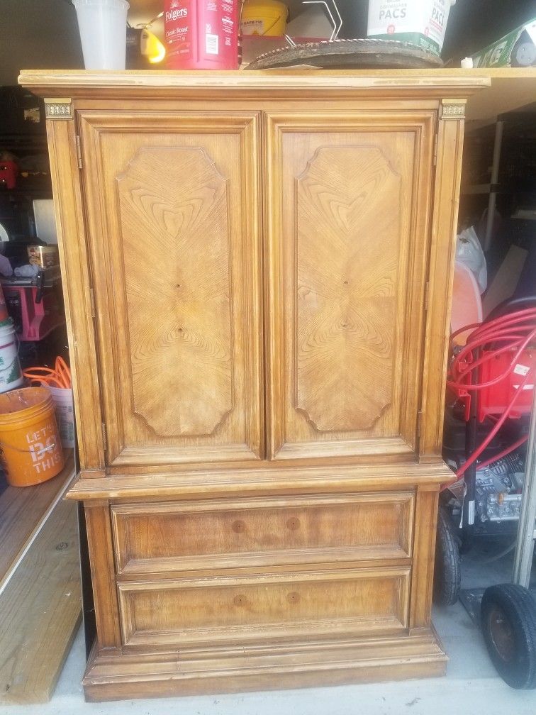 Dresser with handles