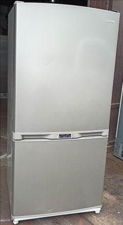 Very Nice! Samsung Stainless Steel Freezer-On-Bottom Refrigerator!