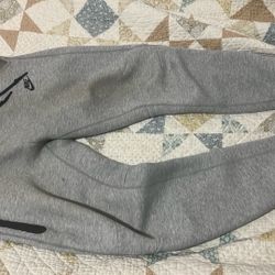 Nike Tech sweatsuit  Size M Flaws Shown 