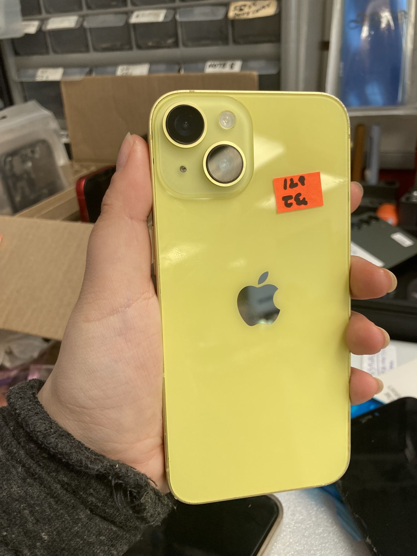 Factory Unlocked Iphone 14 128 gb comes with store warranty