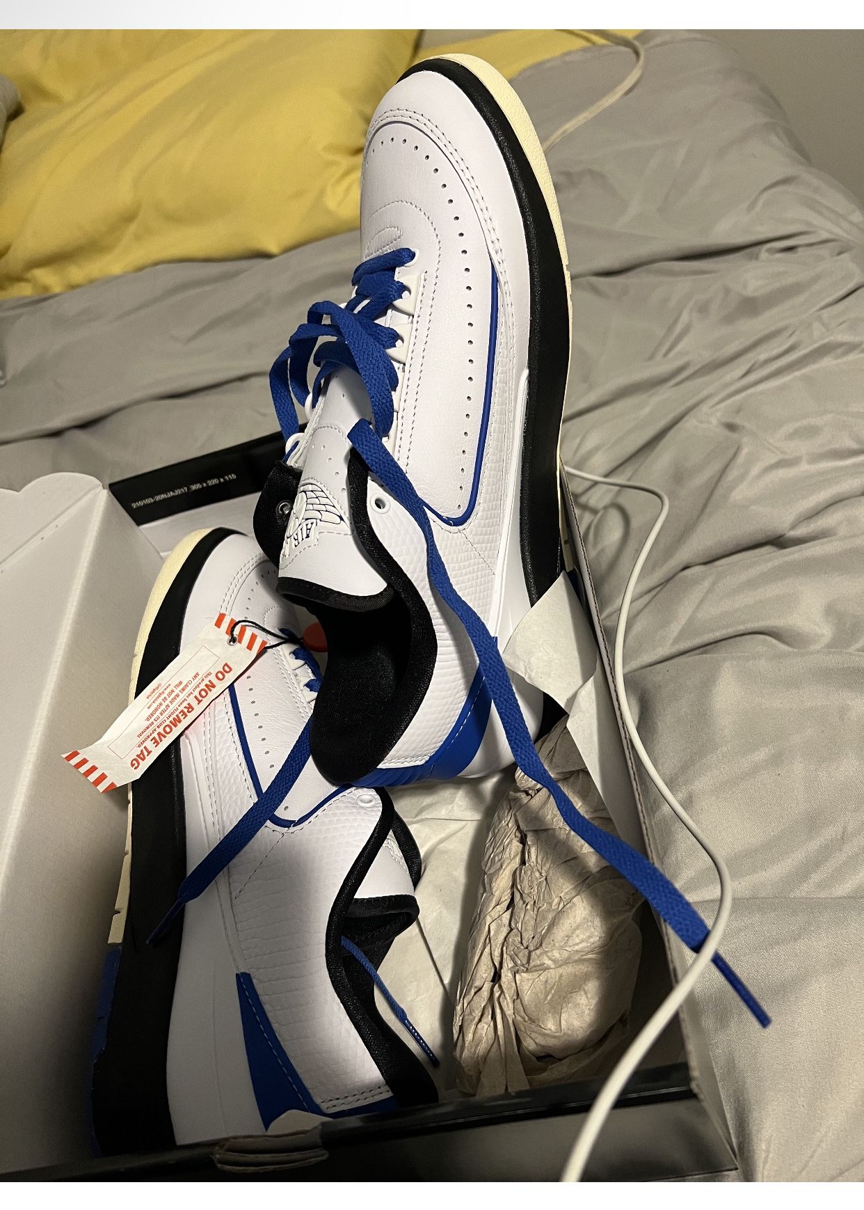 Women Air Retro Jordan White, Blue And Black Size 9