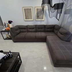 SECTIONAL COUCH 