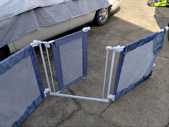 Three panel baby/pet gate