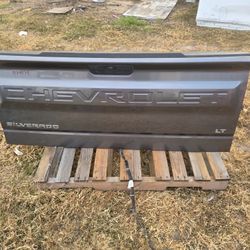 2019-2025 CHEVROLET SILVERADO TAILGATE GREAT CONDITION NOT DEMAGED OR SCRATCHES 
