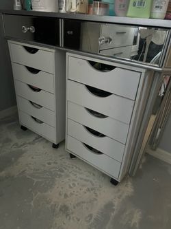 2 white drawers