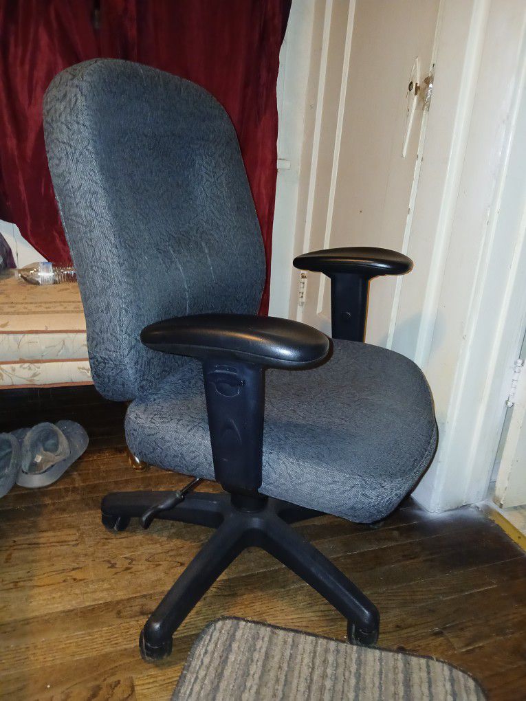 Nice Office Chair~ Good Condition, No Rips~ $35