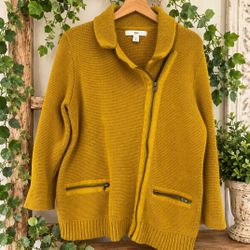 Beautiful GAP mustard yellow chunky-knit cardigan jacket in size XL. Features a stylish asymmetrical front zipper, cozy wide collar, two front zippere