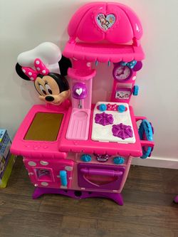 Minnie Mouse kitchen & shopping cart