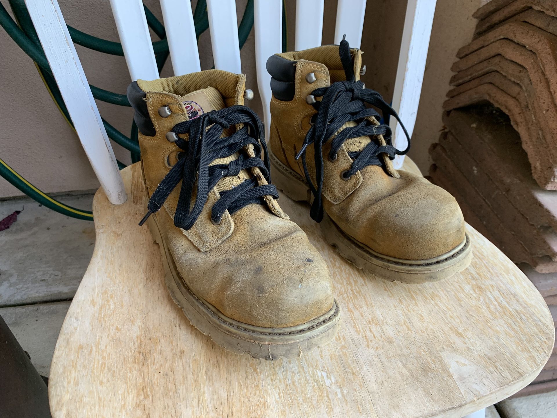 Work boots with steel toes. Size: 10.