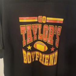 GO TAYLOR SWIFT S BOYFRIEND FOOTBALL FUNNY BLACK TEE SHIRT