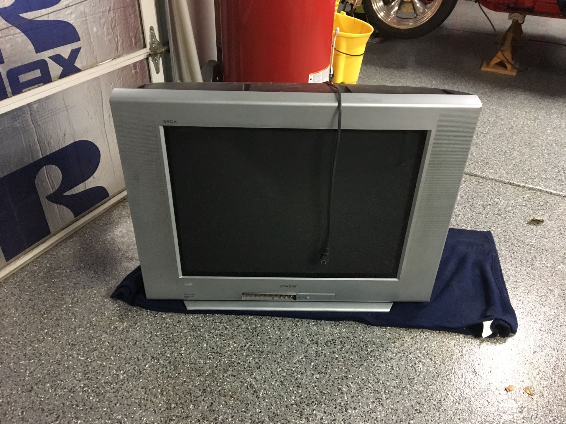 Sony Trinitron 35” CRT flatscreen.