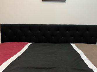 King Size Black Tufted Headboard – Excellent Condition