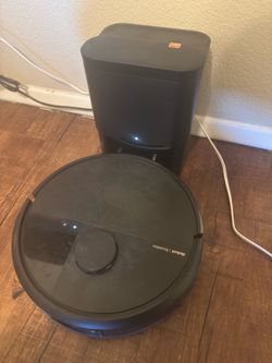 Roomba Max 705 Vac robot and dock