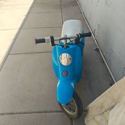 Razr "Chrissy" electric moped scooter