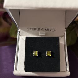 Pretty! Sterling Silver Green Peridot Stone Earrings  