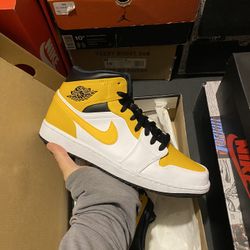 Jordan 1 Mid University Gold size 9.5 VNDS
