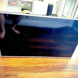 **REDUCED**GREAT BUY LG 40” TV  HD 1080 WALL MOUNT  