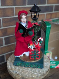 Vintage Dickens Collection Christmas Caroler Musical Illuminated Lamp Plays Christmas Songs 