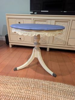 Round Pedestal Side Table with Carved Detail