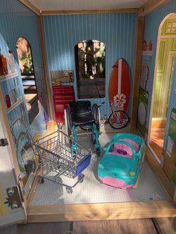 Wooden dollhouse good condition