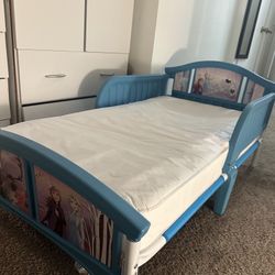 Delta Children Disney Frozen Toddler Bed with Kolcraft Mattress