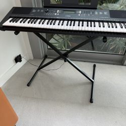 Yamaha PSR-EW300 Electronic Piano