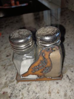 SALT & PEPPER SET IN QUAIL DECOR HOLDER