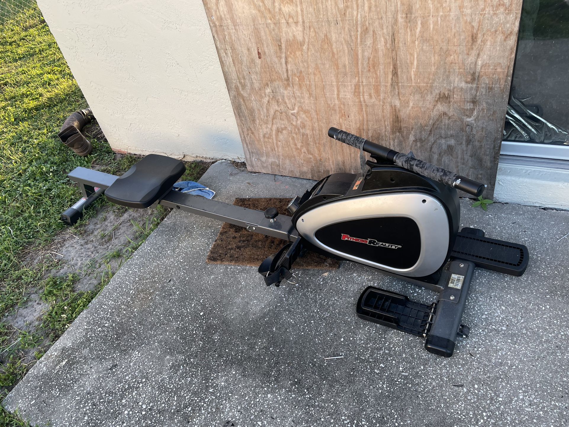 ROWiNG EXERCiSE MACHiNE