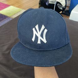 7” NY YANKEES MLB FITTED HAT (LIKE NEW)
