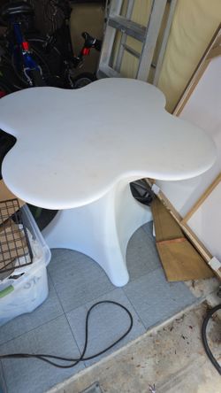 Modern LED Light-Up Clover Accent Table – Indoor/Outdoor